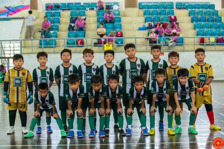 cho trẻ học bóng đá từ mấy tuổi